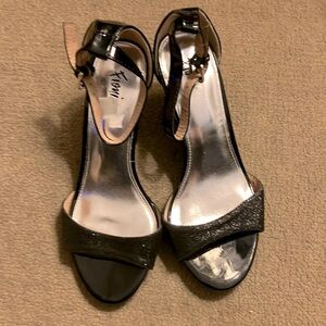 Fioni Black shimmer heel open toe sandals size 6.5 W